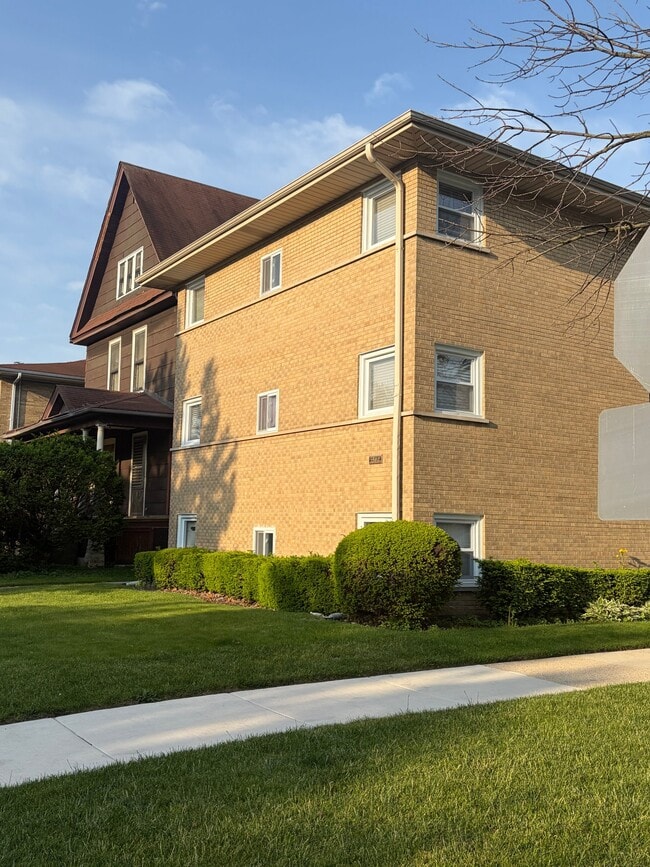 Building Photo - 3500 S Oak Park Ave