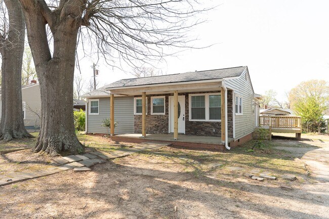 Foto del edificio - Updated 3 Bed 2 Bath Home in Greensboro