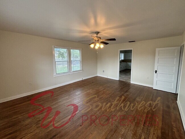 Foto del edificio - Charming 2-Bedroom, 1-Bath Cottage with Spacious Yard