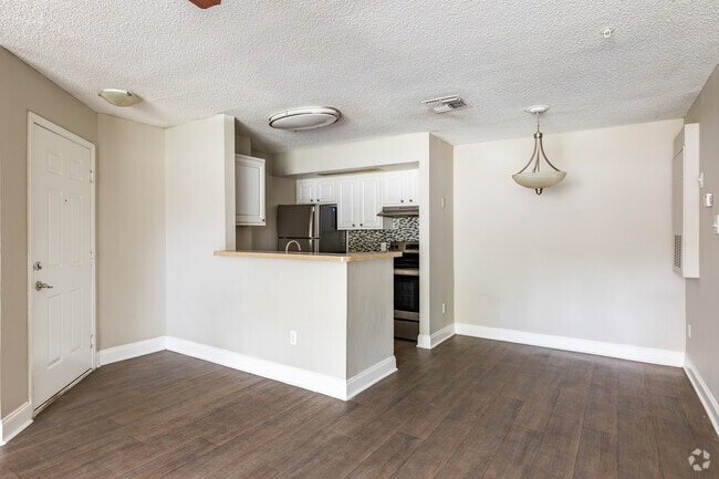 2 BR, 2 BA - 1100 PIES2 - Edge at Lake Lotus