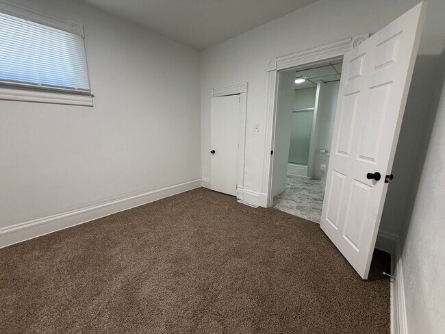 Foto del edificio - Newly Updated 2 Bedroom House with off street parking!