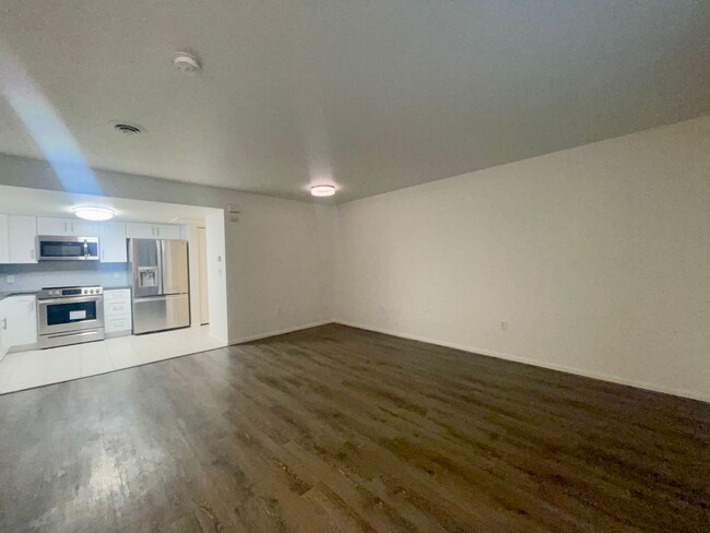 Building Photo - $0 DEPOSIT OPTION. BRIGHT AND SPACIOUS 2/2...