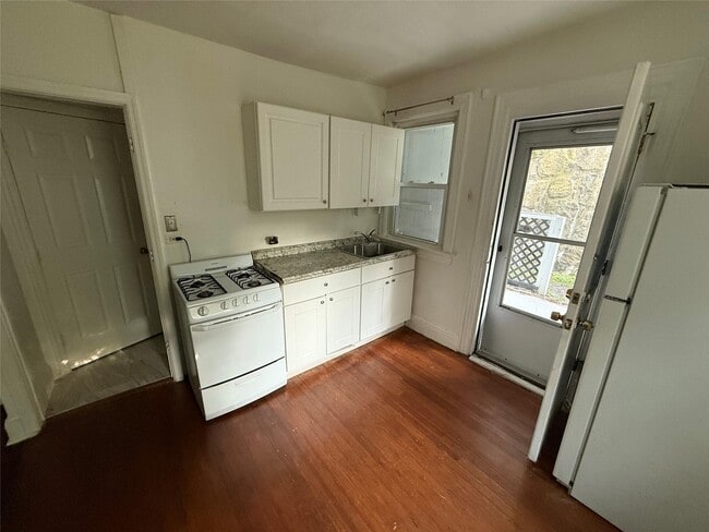 Building Photo - 364 Ashford Ave