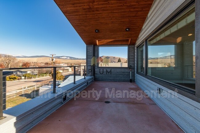 Building Photo - 1613 Montana St