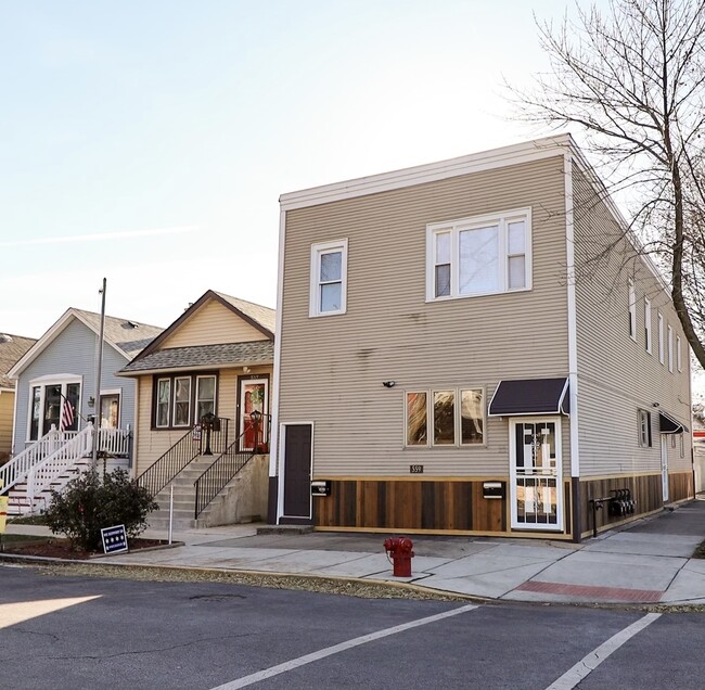 Building Photo - 559 W 42nd Pl