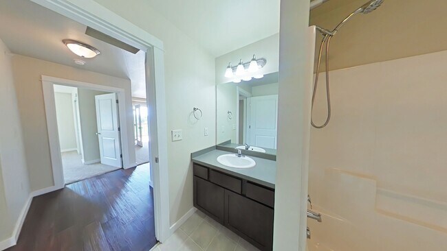 Foto del edificio - Top floor apartment! Beautiful 2 bedroom 2...