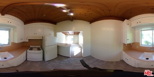 Building Photo - 2812 Arizona Ave