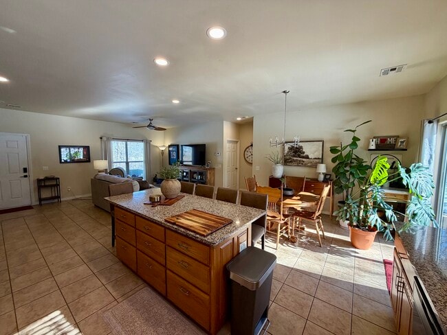 Foto del edificio - 1244 N Lewis Ave