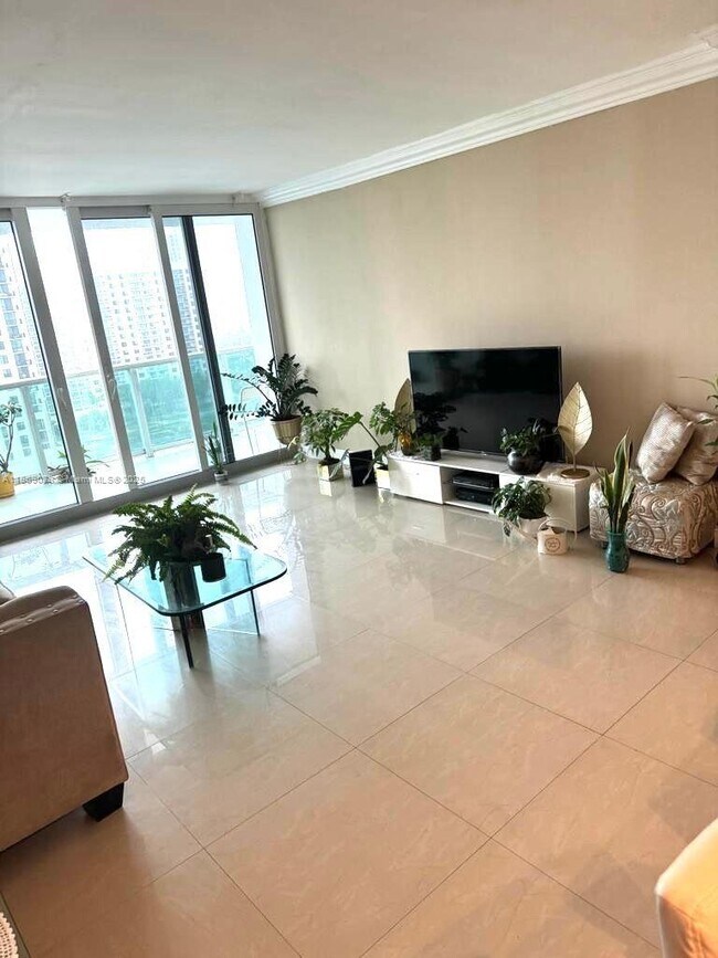 Foto del edificio - 100 Bayview Dr