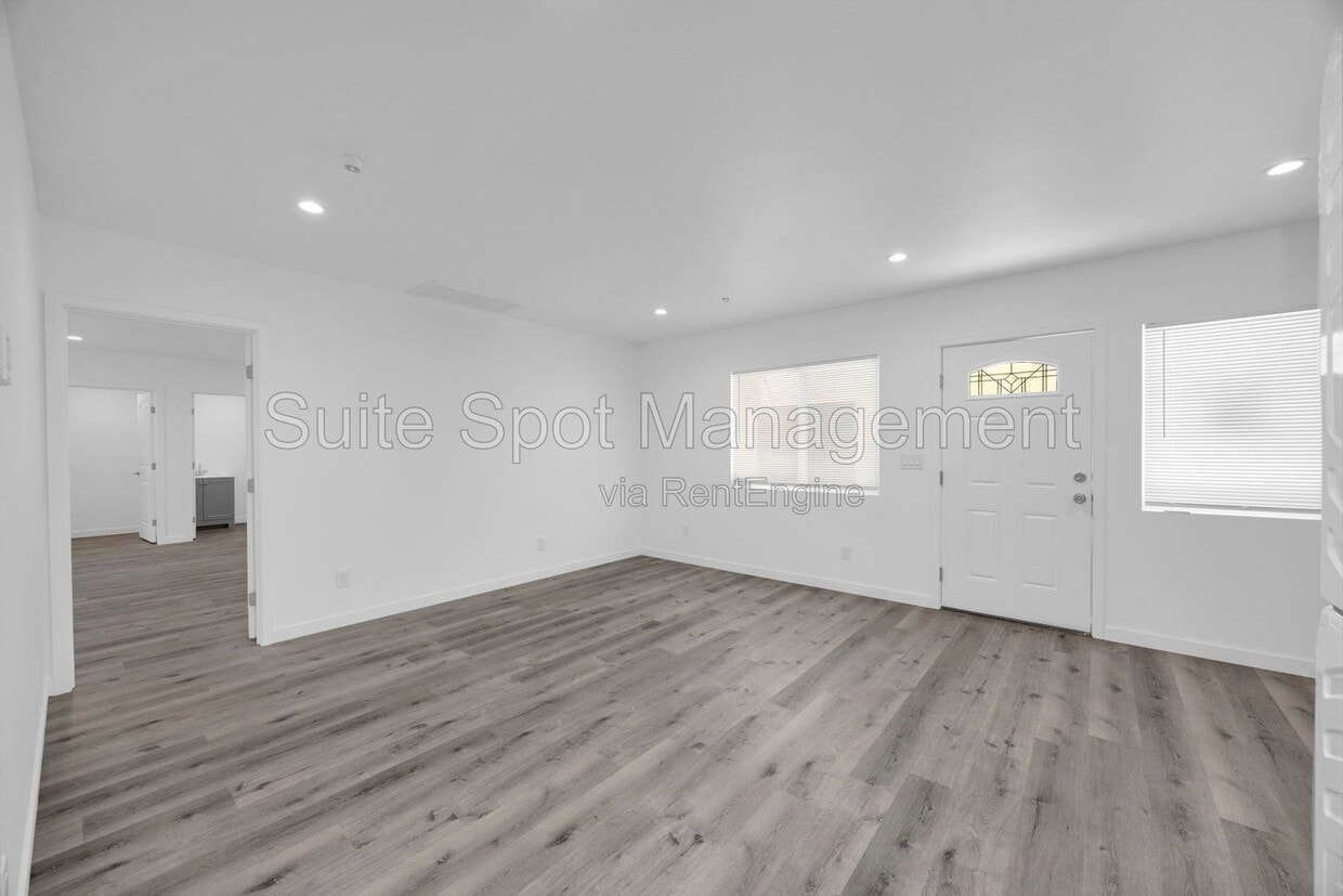 Building Photo - 813 Lees Ave