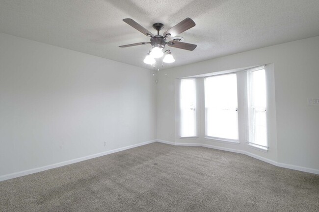 Building Photo - 606 Artic Ave