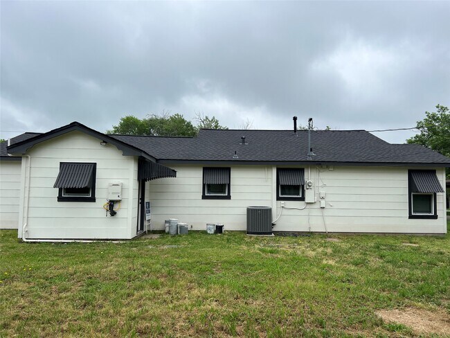 Building Photo - 1311 Higgins St
