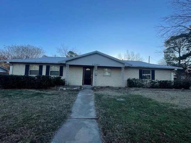 Building Photo - Single-Family Home: 3 bed, 2 bath