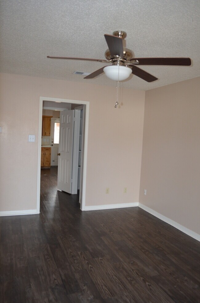 Foto del edificio - 905 Crymes Ln