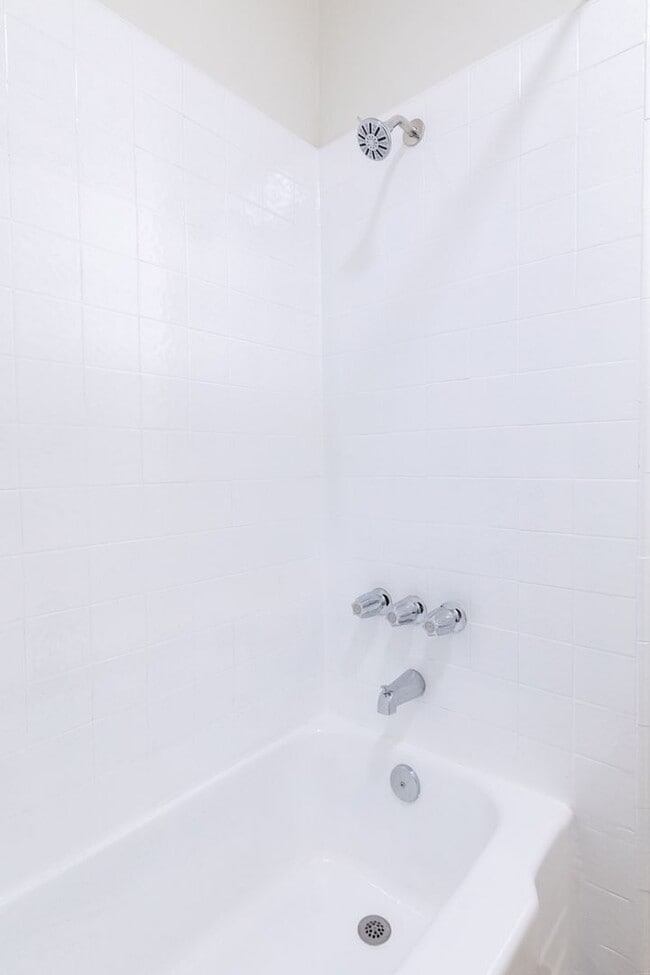 Interior Photo - 1 & 2 Bedroom Apartment in KoreaTown, Los ...