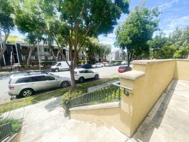 Building Photo - Excellent townhome in the highly desirable...