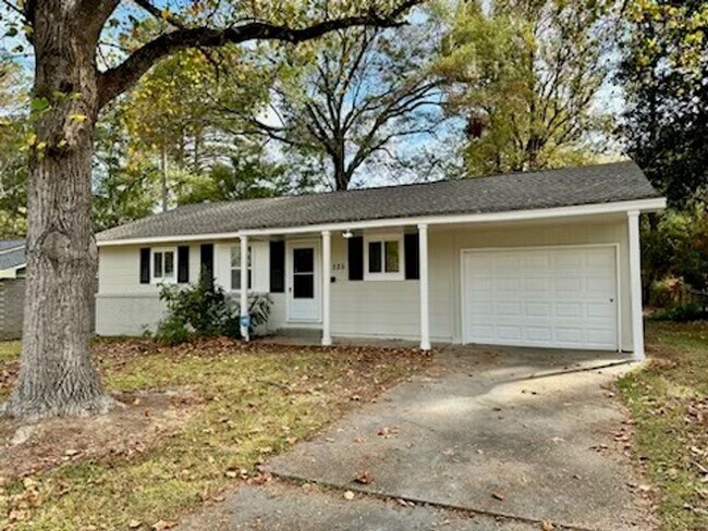 Building Photo - Newly Renovated 3 Bedroom House North Jack...