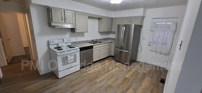 Building Photo - 207 Debbie Dr