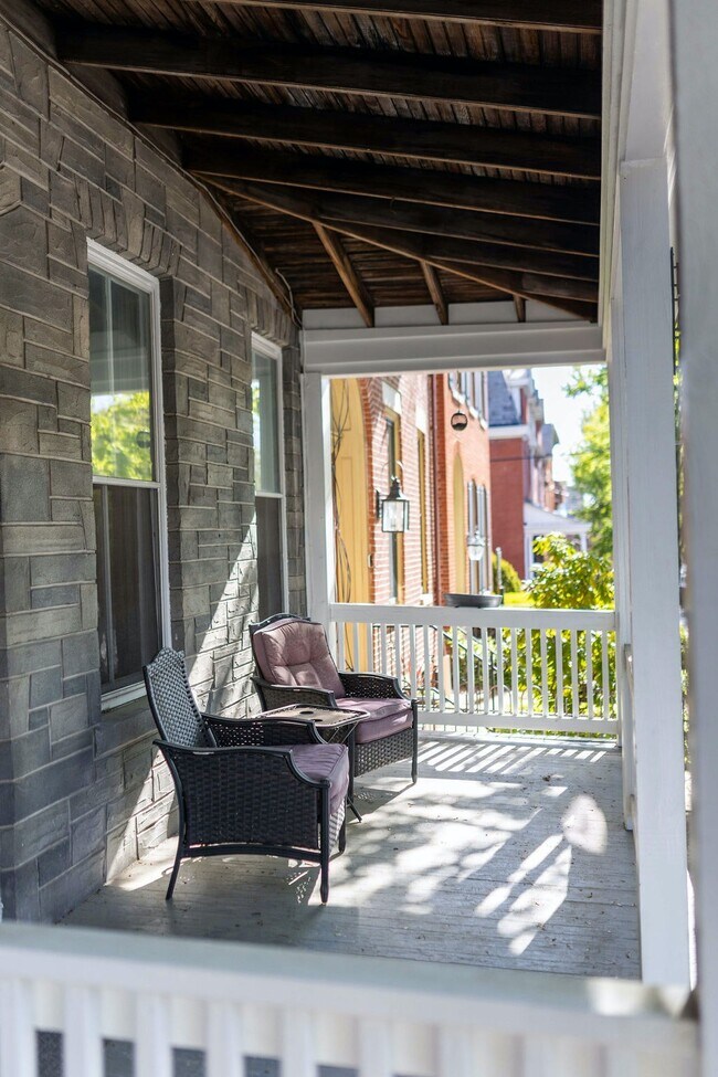 Foto del edificio - 433 West Walnut Street, Unit 2 (2 bedroom)
