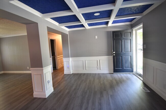 Building Photo - 3 Bedroom and 2 Bath Home- Updated (Pets C...