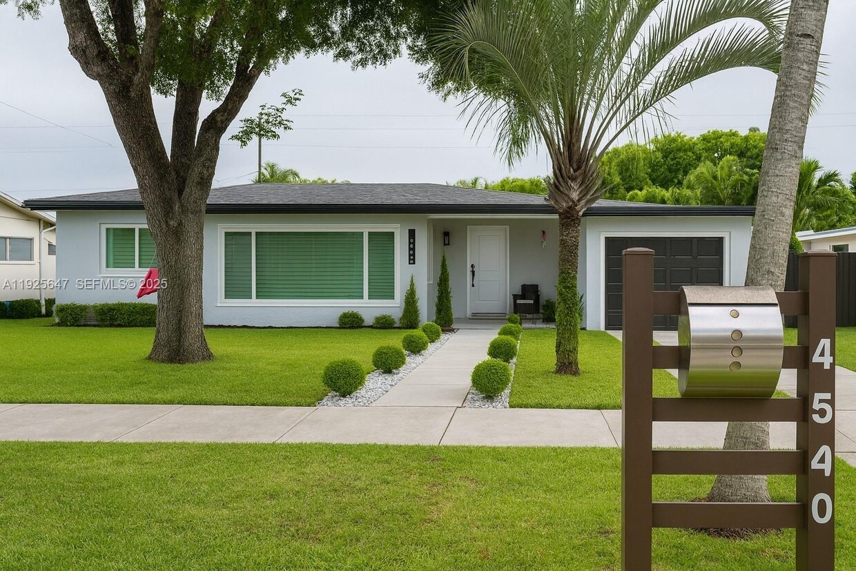 Foto principal - 9540 Martinique Dr