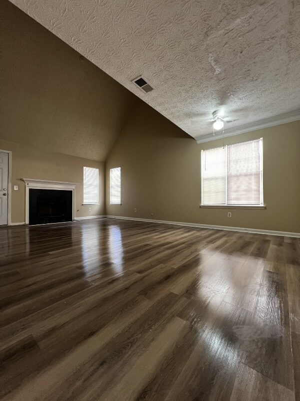 Foto del edificio - 6635 Meadow Green Cir