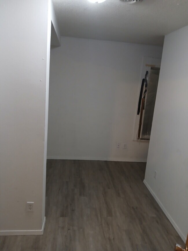 Foto del edificio - 941 W 8th St