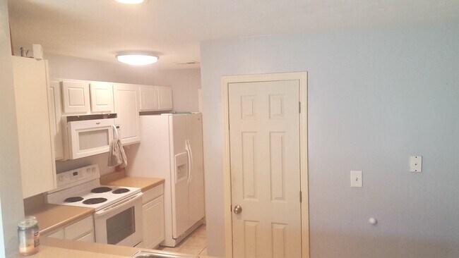 Building Photo - 5 Bed 3.5 Bath Townhome Now Available!