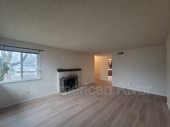 Building Photo - 602 Lelandhaven Way