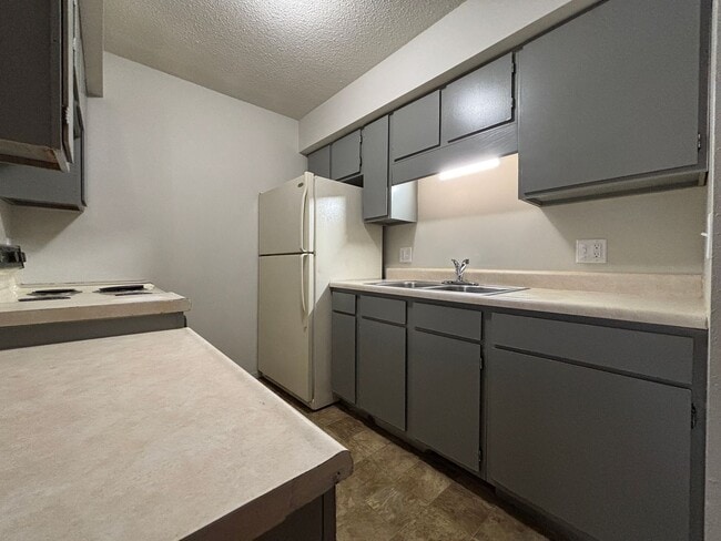 Building Photo - Renovated 1 Bedroom, 1 Bath Apartment at t...