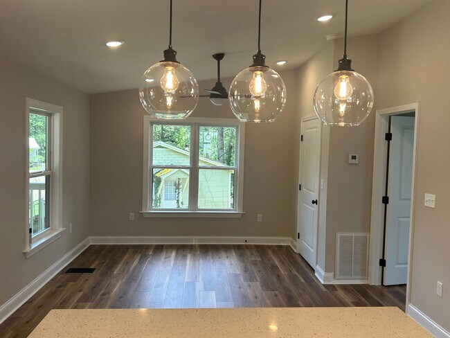 Foto del edificio - Fully Remodeled One Bed/One Bath Cottage