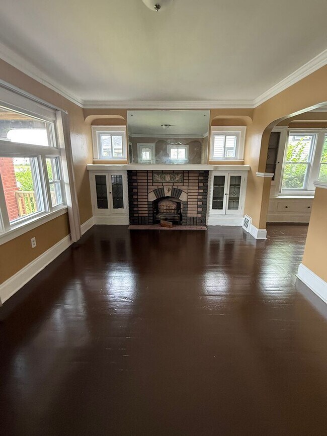 Building Photo - 4bd Single Lee/Harvard *WATER/SEWER INCLUDED* Section 8