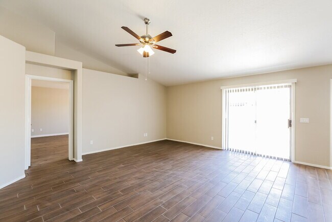 Foto del edificio - 523 N Bailey Cir