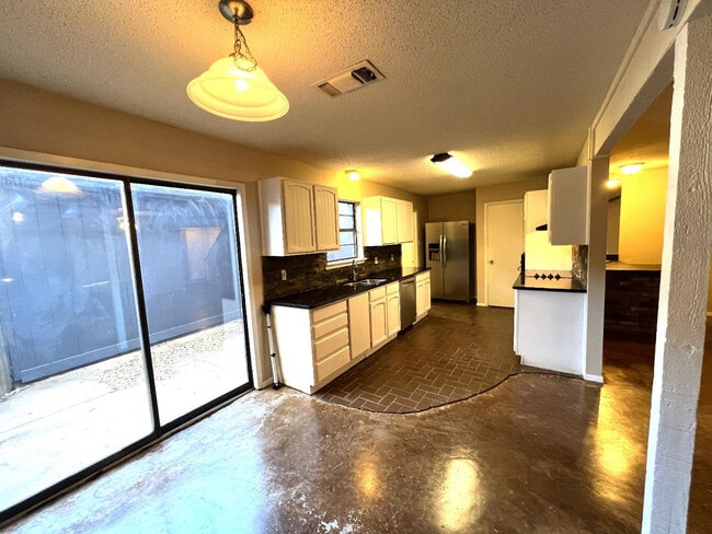 Building Photo - 8633 Knoxville Dr
