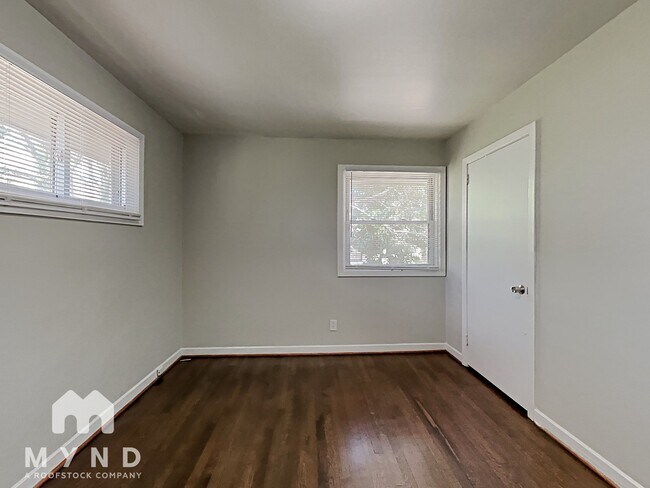 Foto del edificio - 5016 Scenic View Dr