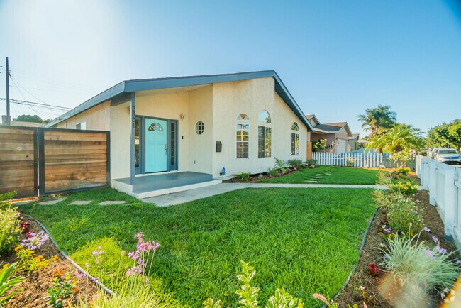 Building Photo - 2801 Daisy Ave