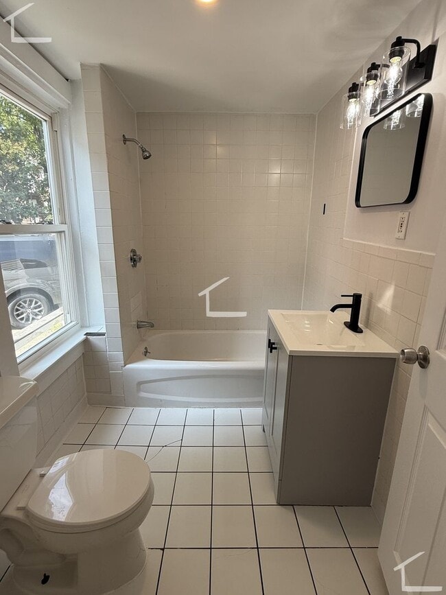 Building Photo - GREAT studio unit! Electricity, Garbage, Gas, Heat, Hot Water, Water included. Great location!