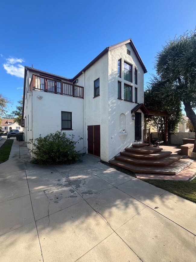 Building Photo - Spanish Revival Gem in Glendale – 4 Bed, 3...