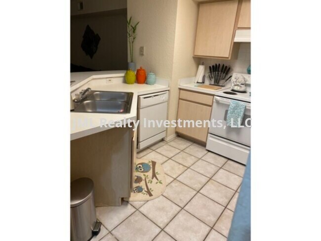 Building Photo - 824 Camargo Way