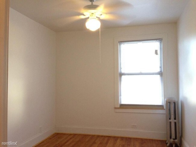 Building Photo - 3553 N Racine Ave