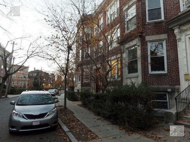 Building Photo - 5 bedroom in Brookline MA 02446