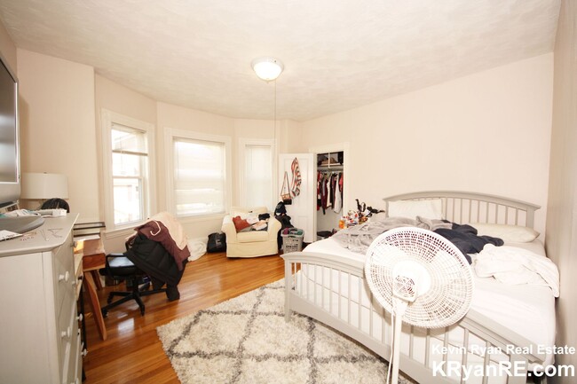 Building Photo - Nicely updated, sunny 3 bed in Waltham wit...