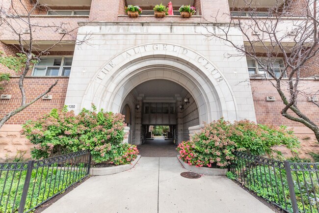 Foto del edificio - 1350 W Fullerton Ave