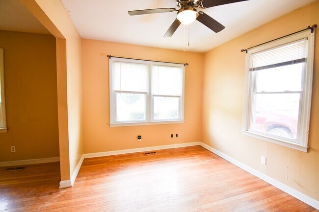 Foto del edificio - Coming Soon! 3 Bedroom 1 Bathroom - Pets Considered