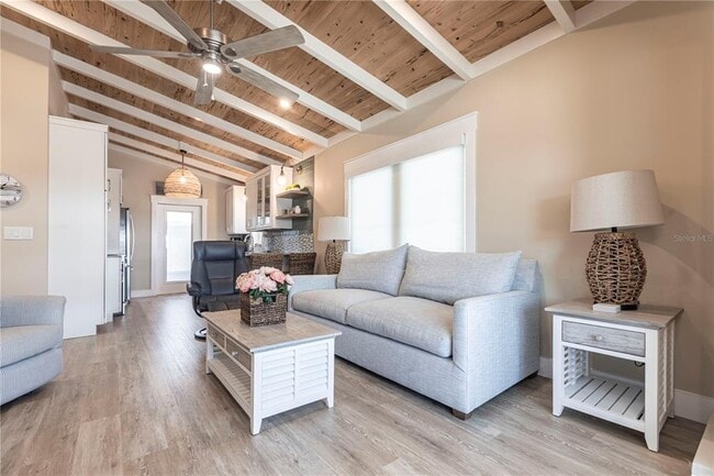 Foto del edificio - 6020 Midnight Pass Rd