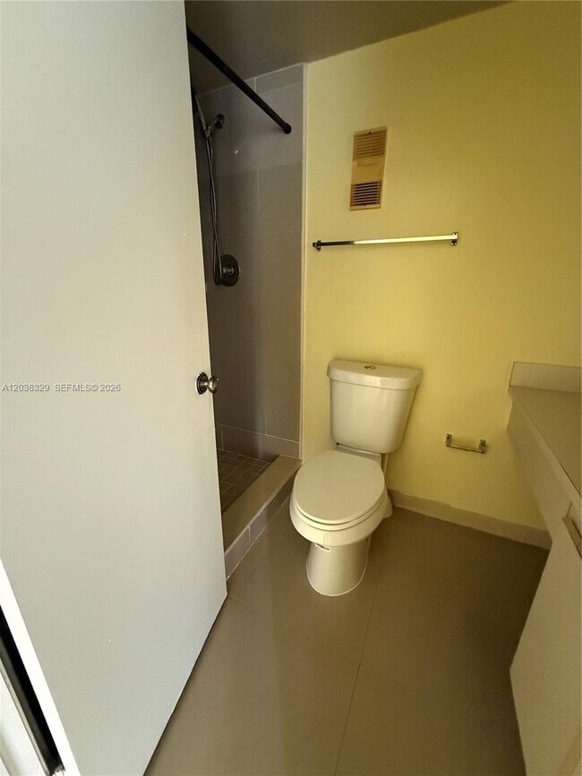 Foto del edificio - 8740 N Sherman Cir