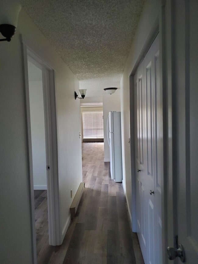 Building Photo - 1047 W Rose Ave