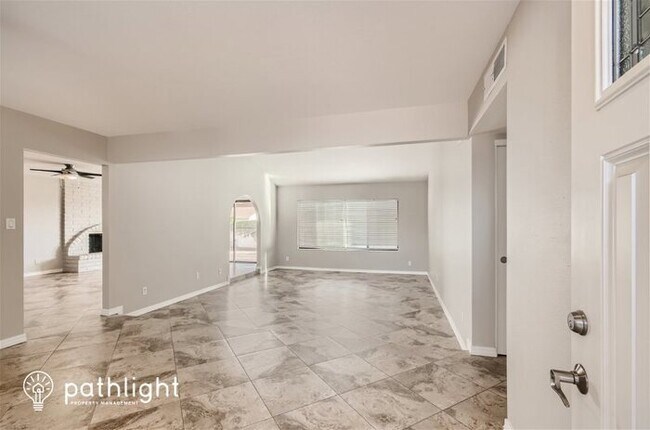 Foto del edificio - 5025 W Desert Cove Avenue, Glendale, AZ, 8...