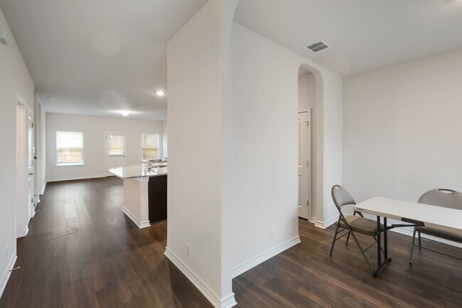 Building Photo - Private Cul-de-Sac Living with Spacious Backyard
