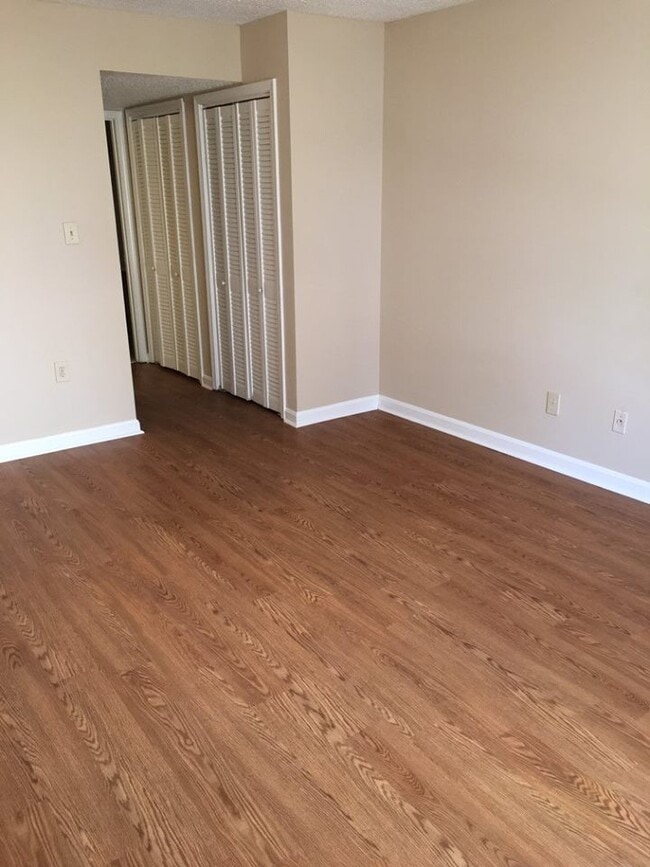 Dormitorio con vista al espacio del armario. - Kreekview Apartments